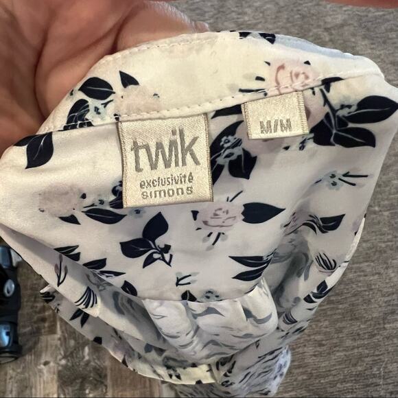 Twik floral long sleeve blouse size medium - Picture 3 of 4